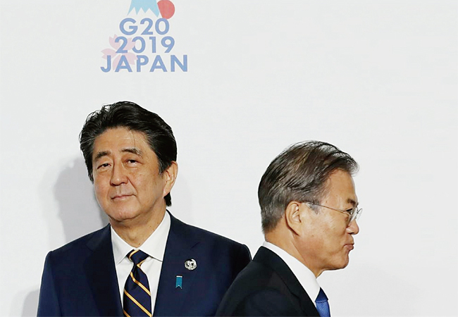 지난 6월 28일 문재인 대통령이 오사카 G20 회의에서 아베 일본 총리 앞을 지나가고 있다. ⓒphoto AP