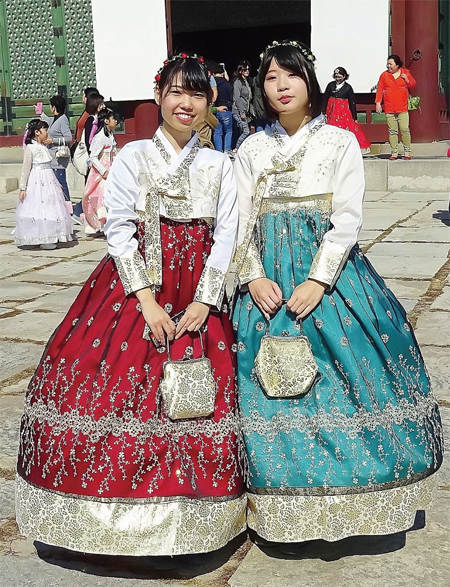 일본 여학생들이 경복궁에서 한복을 입고 기념촬영을 하고 있다. ⓒphoto flickrs