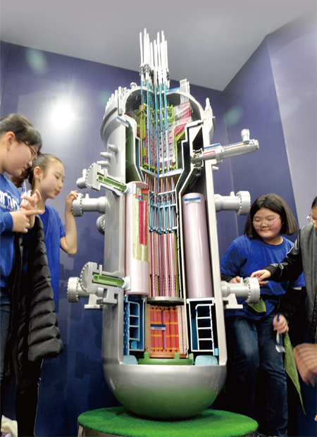 지난 4월 9일 대전 국립중앙과학관에서 학생들이 KAERI가 개발한 소형 원전인 스마트(SMART)원자로 모형을 살펴보고 있다. 초소형 원자로는 이보다 훨씬 작다. ⓒphoto 신현종 조선일보 기자