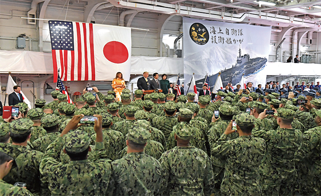 트럼프 대통령이 지난 5월 28일 아베 신조 총리와 함께 일본 해상자위대의 헬기탑재 호위함 가가에 승선해 일본 자위대원과 미 해군 앞에서 연설하고 있다. ⓒphoto 일본 마이니치신문