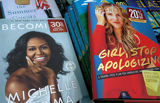 미셸 오바마의 자서전 ‘비커밍’도 장기 베스트셀러 자리를 차지하고 있다.(왼쪽) 오른쪽은 레이첼 홀리스의 신작 베스트셀러 ‘소녀여 사과를 중단하라(Girl stop apologizing)’. ⓒphoto 유민호