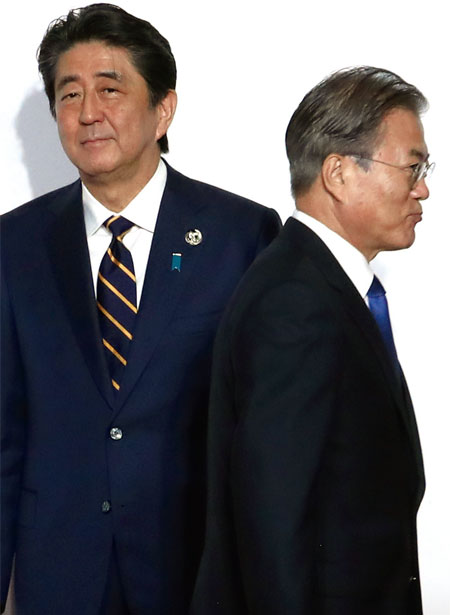 7월 1일 일본의 대한국 수출 규제 발표 직전인 지난 6월 28일 오사카 G20에서 만난 아베 총리와 문재인 대통령. ⓒphoto 뉴시스
