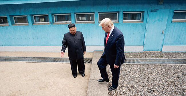 지난 6월 30일 트럼프  미국 대통령이 김정은 북한 국무위원장의 안내로 군사분계선을 넘고 있다. ⓒphoto 트럼프 트위터