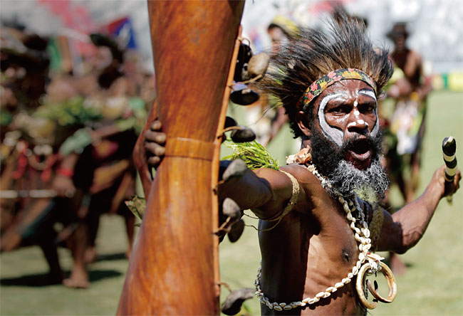 초기 인류는 빙하기의 얕은 개펄을 건너 호주와 파푸아뉴기니에 도착하기까지 여러 차례에 걸쳐 섬과 섬 사이를 대규모로 이동한 것으로 밝혀졌다. 사진은 전통 의상을 입은 파푸아뉴기니 원주민. ⓒphoto 뉴시스