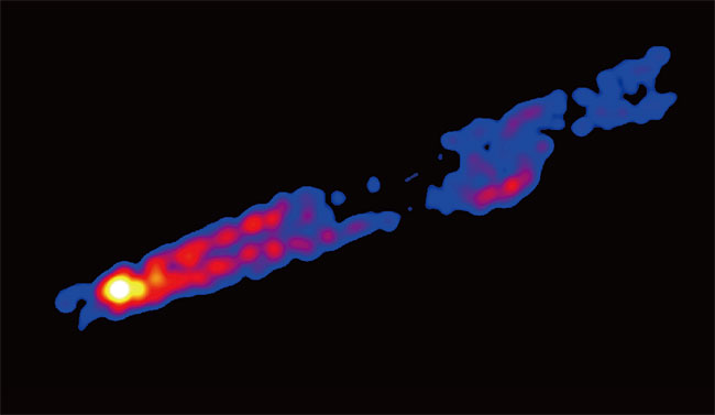 M87 거대질량 블랙홀(왼쪽 끝의 밝은 부분)과, 블랙홀에서 뻗어 나오는 제트. 제트는 손봉원 박사가 이끄는 한국천문연구원 전파망원경팀과 일본·중국 전파망원경 네트워크로 촬영한 것이다. ⓒphoto 한국천문연구원