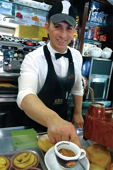 시칠리아 팔레르모에서 가장 유명한 카페 ‘스피나토’의 종업원이 에스프레소를 서빙하고 있다.