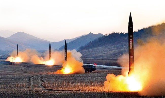 북한이 2017년 3월 7일 각종 탄도미사일을 동시에 시험발사하고 있다. ⓒphoto 위키피디아