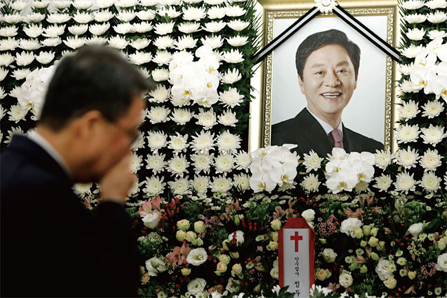 서울 신촌 세브란스병원 장례식장에 마련된 고 정두언 전 의원의 빈소에 조문객들이 조문하고 있다. ⓒphoto 뉴시스