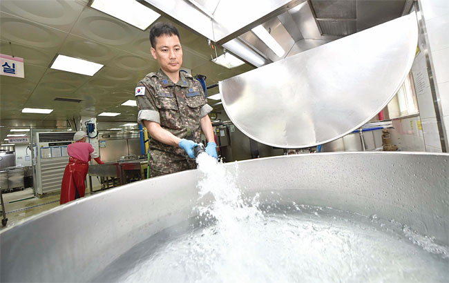 지난 7월 5일 공군 제10전투비행단 장병들이 적수 피해를 입고 있는 인천 당하초등학교에서 비상급수를 지원하고 있다. ⓒphoto 뉴시스