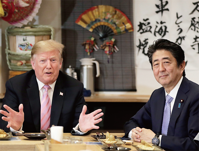 아베 총리가 지난 5월 일본을 국빈방문한 트럼프 대통령과 도쿄 롯폰기에 있는 로바다야키 카운터에서 식사를 하고 있다. ⓒphoto 뉴시스