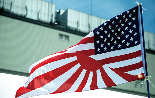 미국 성조기와 일본의 욱일승천기를 합성해서 만든 깃발이 지난해 5월 일본 자위대와 미 해병대가 함께 쓰고 있는 이와쿠니 기지에서 열린 미·일 우호의 날 행사장에서 펄럭이고 있다. ⓒphoto 미 해병대
