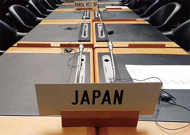 지난 7월 24일(현지 시각) 스위스 제네바에서 열린 세계무역기구(WTO) 일반이사회 회의장에 한국 팻말과 일본 팻말이 나란히 배치돼 있다. 이번 이사회에서는 일본의 수출 규제 조치를 논의한다. ⓒphoto 연합