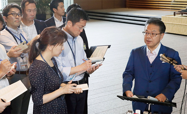 지난 7월 16일 세코 히로시게 일본 경제산업상이 한국 수출 제재와 관련한 기자들의 질문에 답하고 있다. ⓒphoto AP·뉴시스