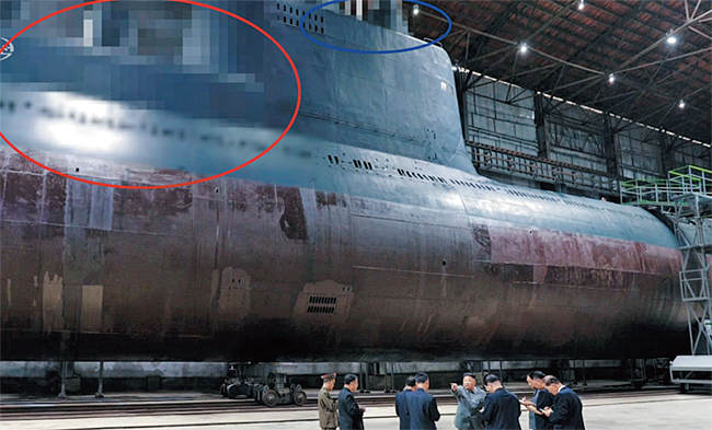 북한이 7월 24일 첫 공개한 신형 잠수함. 대형 함교에 3발가량의 SLBM(잠수함발사탄도미사일)을 탑재할 수 있을 것으로 추정되고 있다. 함교의 SLBM들이 탑재되는 부분은 보안 등의 이유로 모자이크 처리해 공개한 것으로 보인다. ⓒphoto 조선중앙TV