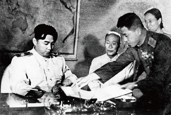 1953년 7월 27일 김일성이 정전협정문에 서명하고 있다. ⓒphoto 위키피디아