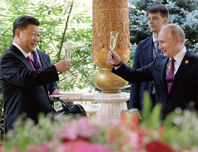 시진핑 중국 국가주석과 푸틴 러시아 대통령이 지난 6월 15일 타지키스탄 두샨베에서 열린 아시아지역 상호관계 및 신뢰구축 대책회의(CICA)에 앞서 건배하고 있다. ⓒphoto 뉴시스