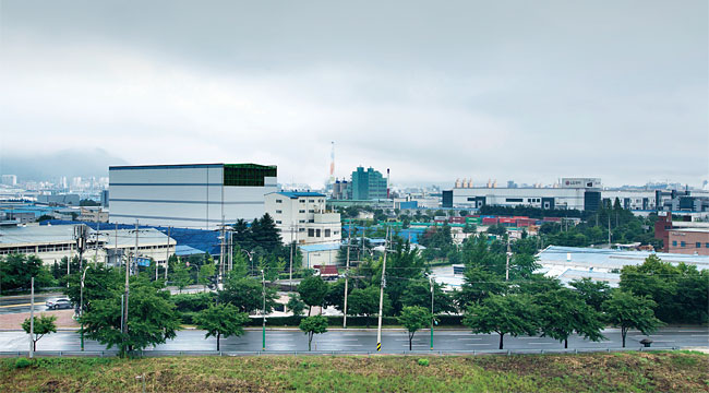 지난 7월 15일 경북 구미시는 LG화학과 공장용지를 제공해주는 등의 조건으로 ‘구미형 일자리 협약’을 체결했다. 사진은 구미공단 모습. ⓒphoto 김종연 영상미디어 기자