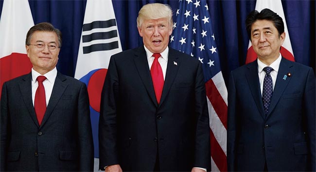 문재인 대통령, 트럼프 대통령, 아베 총리가 2017년 7월 한·미·일 정상회담에서 포즈를 취하고 있다. ⓒphoto 백악관