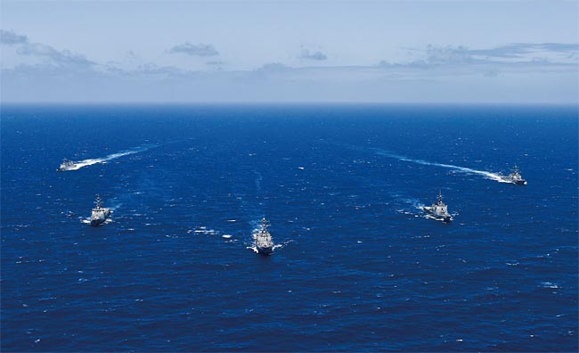 한·미·일의 이지스함들이 2016년 6월 사상 처음으로 미사일 경보 훈련을 실시했다. ⓒphoto 미 해군