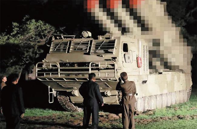 북한 신형 400㎜급 방사포를 김정은이 시찰하는 모습. 이 방사포는 미사일을 뺨치는 속도와 정확도를 갖고 있지만 현재까지 요격은 사실상 불가능해 ‘괴물무기’로 평가된다. ⓒphoto 조선중앙TV