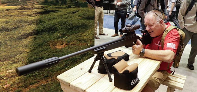 지난 4월 27일 미국 인디애나폴리스에서 열린 전미총기협회(NRA) 연례총회에서 참가자가 신형 라이플을 직접 만져보고 있다. ⓒphoto 뉴시스