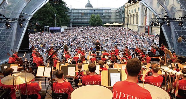 키릴 페트렌코가 지난 7월 20일 마르슈탈플라츠에서 이끈 ‘모두를 위한 오페라(Opera for All)’ 무료 콘서트. ⓒphoto Wilfrid Hoesl