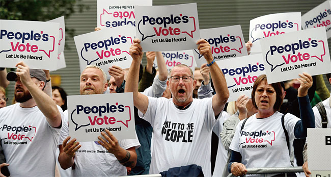 지난 7월 보수당 당수 선출 과정에서 후보 간 TV토론 확대를 요구하고 있는 영국의 유권자들. ⓒphoto 뉴시스