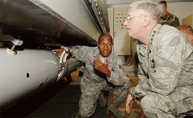 미군 장성이 네덜란드 볼켈 공군기지에 보관된 B61 핵폭탄을 살펴보고 있다. ⓒphoto USAF