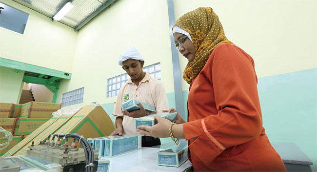 KT&G의 인도네시아 현지 법인에서 생산되는 제품을 현지인 직원들이 검수하고 있다. ⓒphoto KT&G