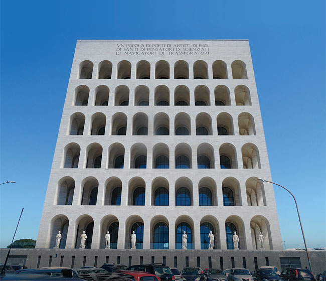 ‘사각형 콜로세움’이라는 별명을 갖고 있는 로마세계박람회(EUR) 건축촌의 대표적 건물 시빌타. 현재 가방 브랜드 펜디가 사용하고 있다.