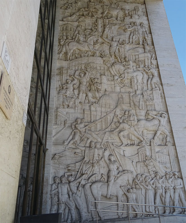 EUR 건물을 수놓은 이탈리아 역사 벽화. 맨 아래 말을 탄 인물이 무솔리니다.