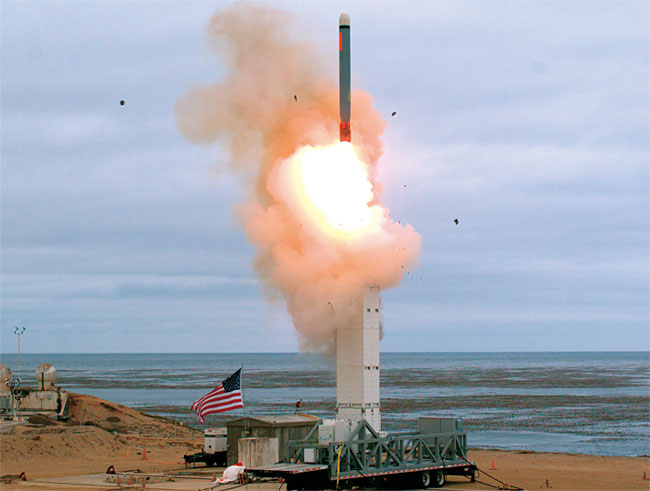 지난 8월 18일 캘리포니아주 샌니콜러스섬에서 시험발사된 미국의 중거리 순항 미사일. 미 국방부는 “미사일은 지상 이동식 발사대에서 발사됐으며 500㎞ 이상을 날아 정확히 목표물을 맞혔다”고 밝혔다. ⓒphoto 뉴시스