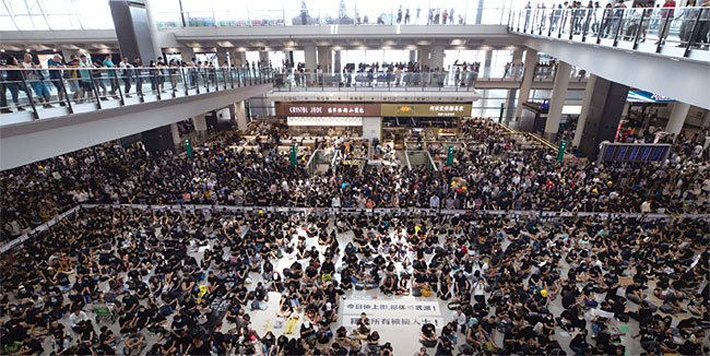 지난 8월 12일 송환법 반대 시위대가 연좌농성을 벌이고 있는 홍콩국제공항. ⓒphoto 뉴시스