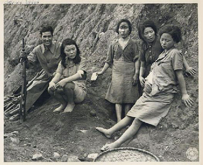 1944년 9월 초 버마에서 미군에 포로가 된 조선인 일본군 위안부들의 모습. 가장 오른쪽에 있는 만삭의 박영심씨는 일본이 패전한 뒤에 고향인 평안남도로 돌아갔고 2006년 사망했다.