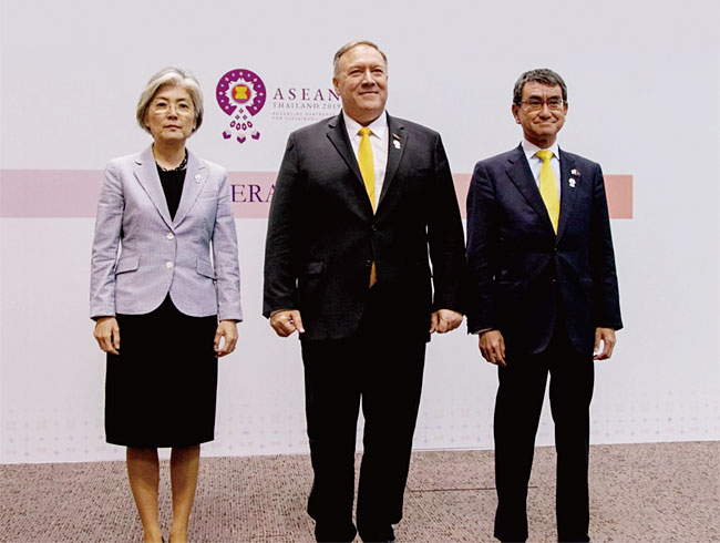 지난 8월 2일 태국 방콕에서 열린 한·미·일 외교장관 회의에 앞서 강경화, 폼페이오, 고노 장관(왼쪽부터)이 포즈를 취하고 있다. ⓒphoto 미국 국무부