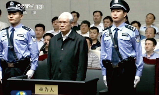 2015년 6월 11일 중국 CCTV가 저우융캉 전 공산당 상무위원이 톈진 법원 피고석에 서서 선고를 듣는 모습을 방영하고 있다. 그는 이날 뇌물수수 등으로 종신형을 받아 부패 죄목으로 유죄를 받은 최고위 중국공산당 간부가 됐다. ⓒphoto 뉴시스