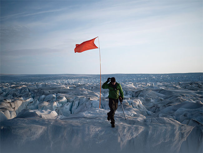 지난 8월 16일 미국 뉴욕대학의 한 연구원이 그린란드 헬하임 빙하에 GPS 측정 연구를 위한 깃발을 꽂았다. ⓒphoto 뉴시스