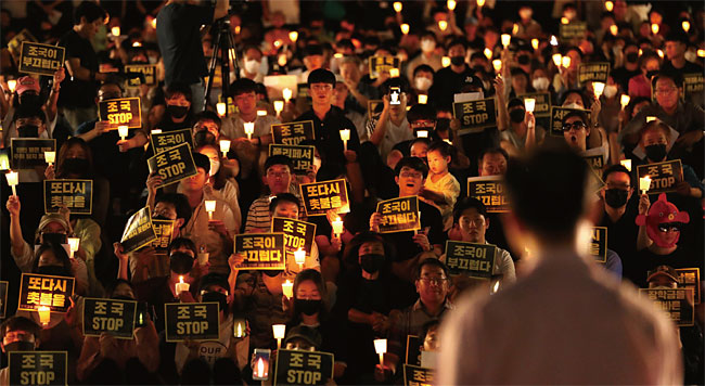 지난 8월 23일 오후 서울 관악구 서울대학교에서 열린 ‘조국 교수 stop! 서울대인 촛불집회’에서 학생들이 조국 법무부 장관 후보자의 사퇴를 촉구하고 있다. ⓒphoto 연합