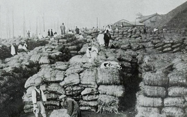 일제시대 때 조선에서 생산된 쌀을 일본으로 반출하는 장면. ⓒphoto 교학사 교과서