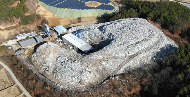 지난해 11월 30일 경북 의성군 ‘쓰레기산’을 항공촬영한 사진. ⓒphoto 연합