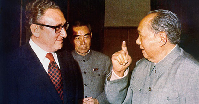 키신저 미국 안보보좌관이 마오쩌둥 중국 국가주석(오른쪽)과 대화하고 있다. 뒤는 저우언라이 중국 총리. ⓒphoto 위키피디아