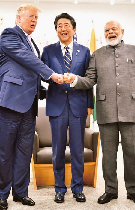 트럼프 미국 대통령, 아베 일본 총리, 모디 인도 총리가 서로 주먹을 맞대며 웃고 있다. ⓒphoto 모디 트위터