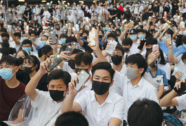 지난 9월 2일 홍콩 중학생들이 동맹휴학을 하고 시내 중심가에서 휴대전화 불빛을 비추며 시위를 벌이고 있다. ⓒphoto 뉴시스