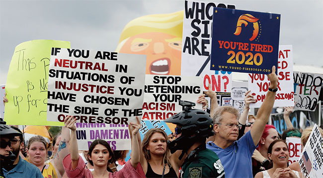 지난 6월 18일 트럼프 대통령이 재선 도전을 선언하는 올랜도 암웨이센터 밖에서 트럼프 반대 시위를 벌이는 유권자들. ⓒphoto 뉴시스