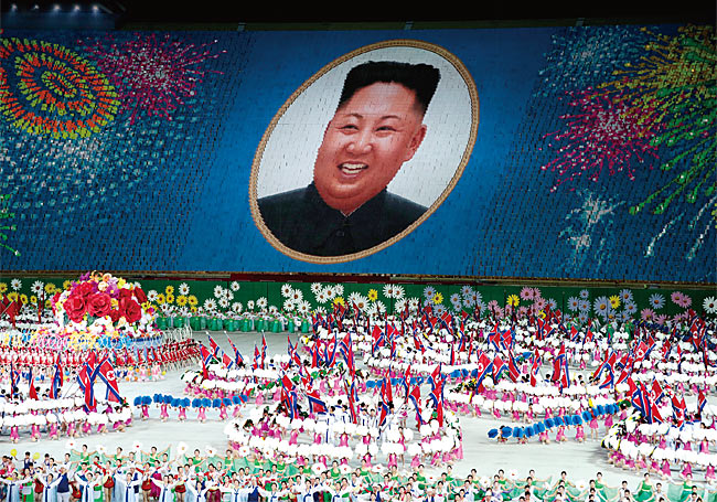 북한의 집단체조 공연 ‘인민의 나라’. 집단체조 ‘아리랑’의 최신판이다. 10만여명이 동원된다. ⓒphoto 연합