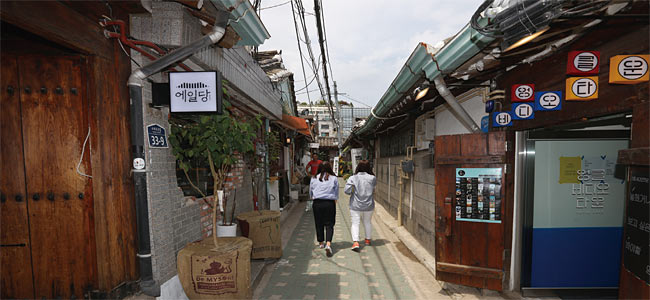 2014년부터 익선다다가 일종의 도시재생 프로젝트를 통해 활성화시킨 서울 종로구 익선동 골목. ⓒphoto 연합