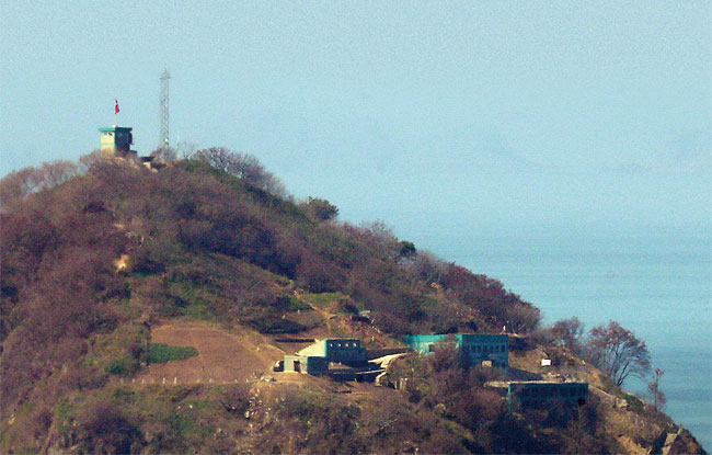 지난 9월 24일 오전 인천 강화군 서도면 말도리에서 바라본 함박도에 북한의 군시설과 인공기가 보인다. ⓒphoto 사진공동취재단