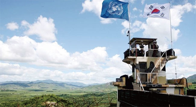 비무장지대(DMZ) 국군 감시초소(GP)에 태극기와 함께 유엔기가 게양돼 있다. ⓒphoto 육군본부