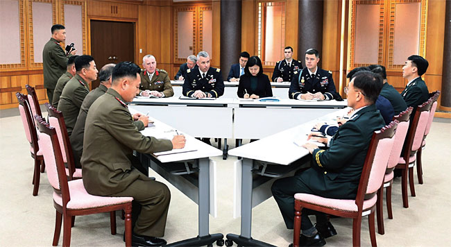 유엔군과 한국군 및 북한군이 지난해 10월 JSA 비무장화 이행을 위한 제1차 회의를 갖고 있다. ⓒphoto USFK