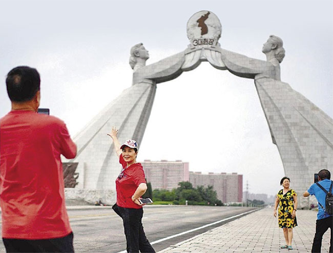 중국인 관광객들이 평양의 조국 통일 3대 헌장 기념탑 앞에서 사진을 찍고 있다. ⓒphoto China Times